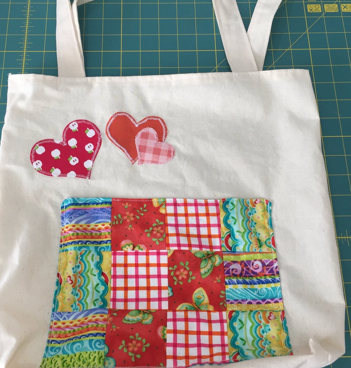 Bolso de género con flores y patchwork aplicado