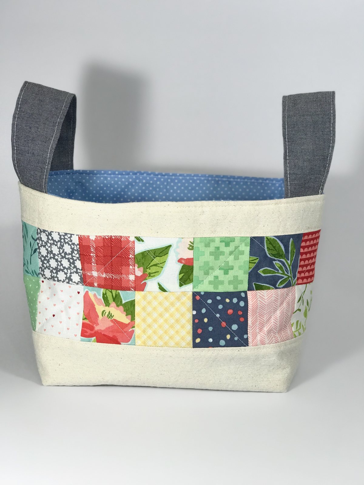 Cesto organizador de patchwork en tonos pastel