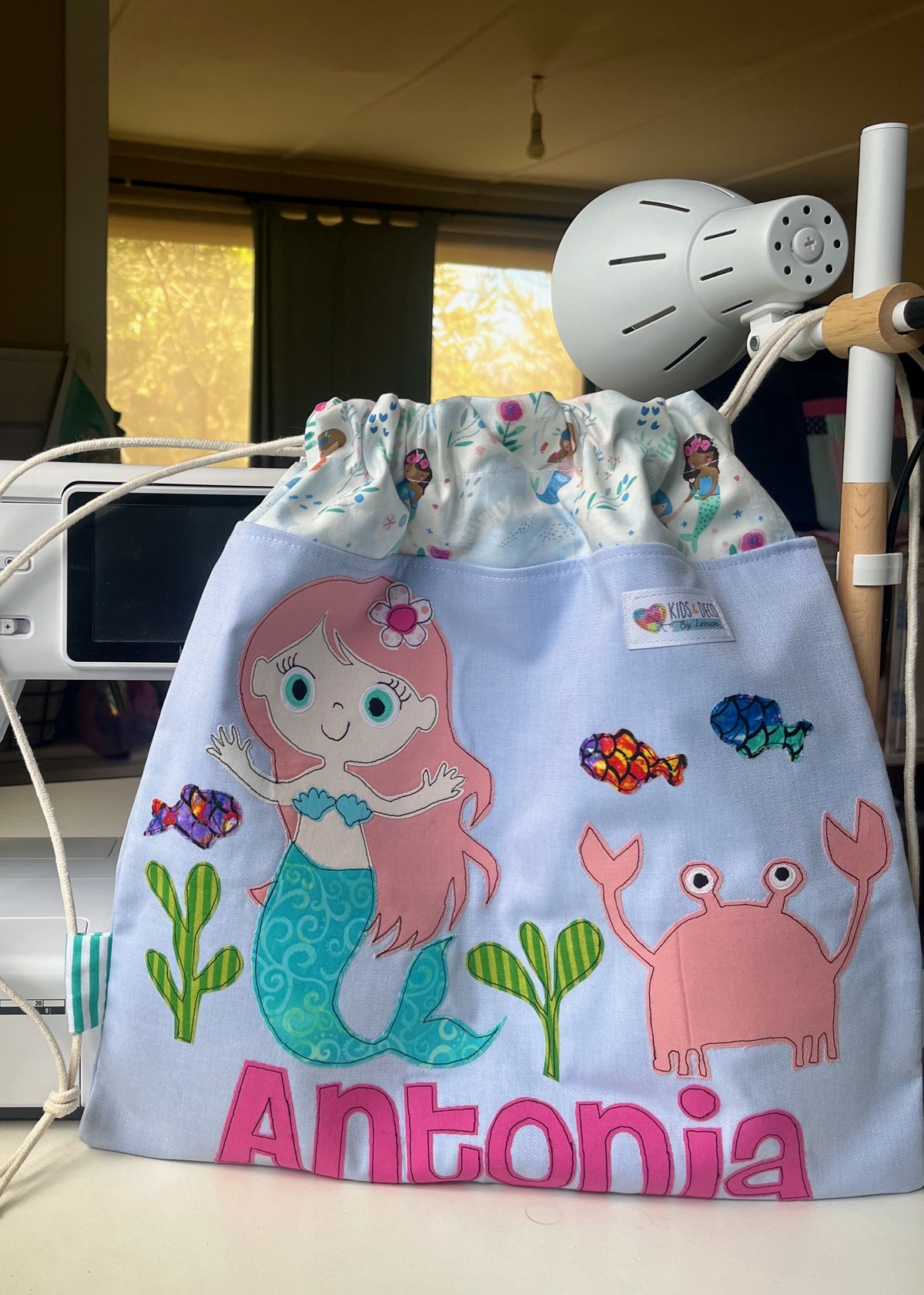 Morral celeste con una sirena aplicada y el nombre Antonia
