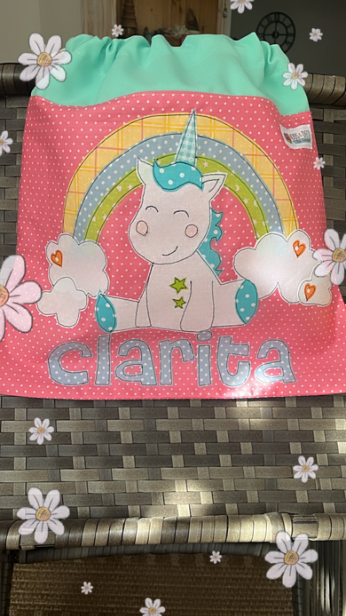 Morral con un arcoíris y un unicornio y el nombre Clara